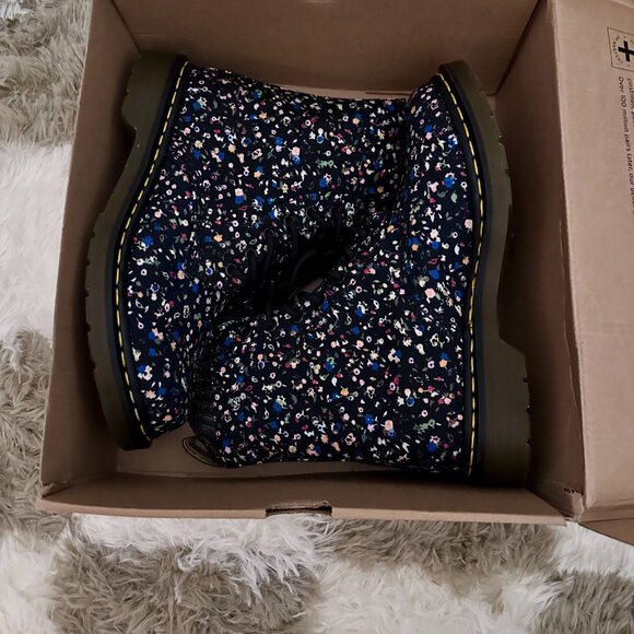 NEW Dr. Martens Page Courtney Floral Black Canvas Eye Lace Up Boots W 9 - Picture 3 of 4